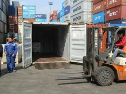 Грузчики выполнили разгрузку контейнера в Актау за рекордное время