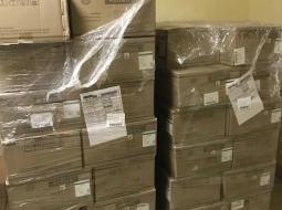 Разгрузили большую партию коробок с медикаментами