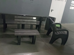 Загрузили уличные скамейки